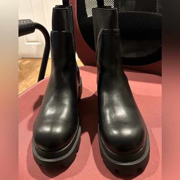 Women’s size 9 Dolce Vita Chelsea Boot - Picture 2 of 6